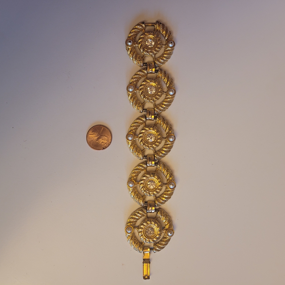 Elegant Gold Bracelet with Pearl Accents